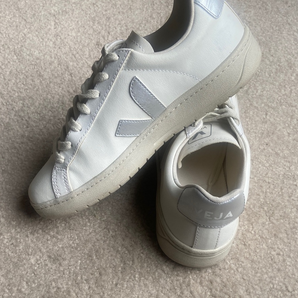 Veja URCA CWL White Silver Sneakers Women’s Size 9, Retail $135 - Picture 3 of 8